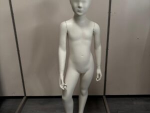 Mannequin enfant complet sur socle en verre – 7 à 8 ans – fibre de verre blanc mat – H130 cm