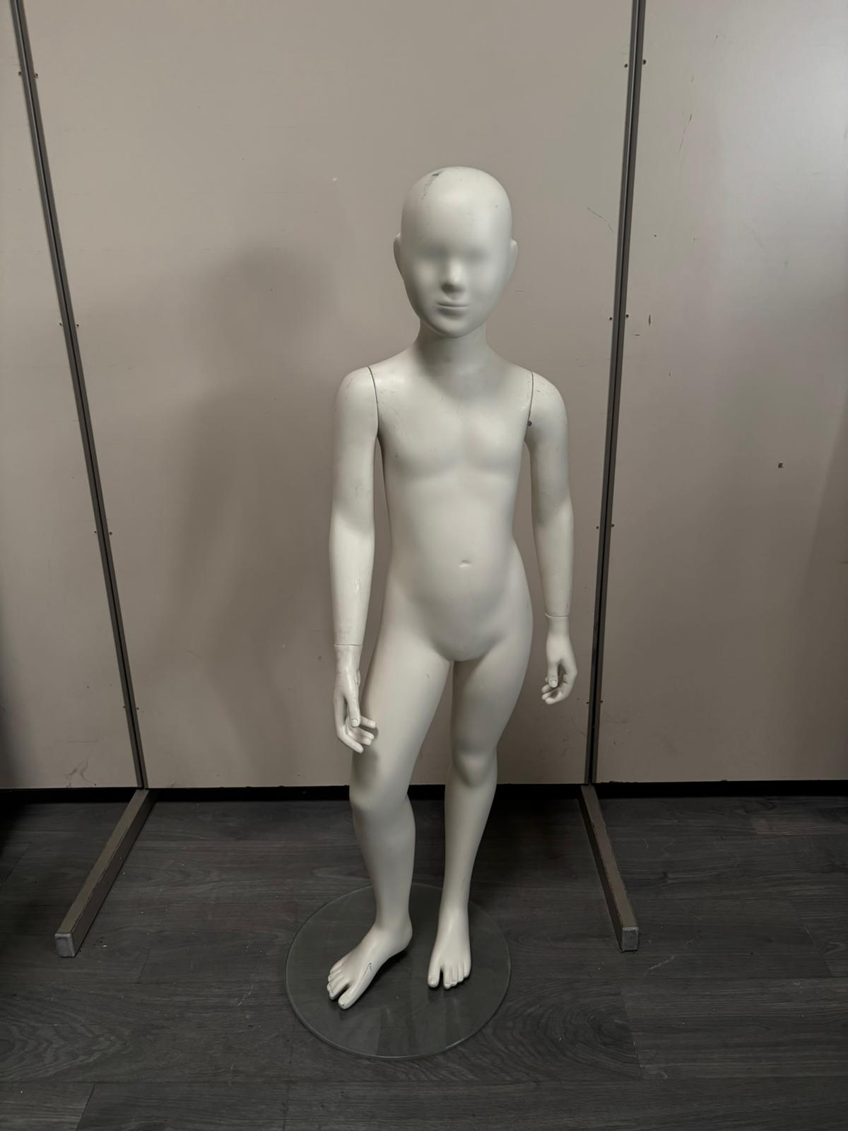 Mannequin enfant complet sur socle en verre – 7 à 8 ans – fibre de verre blanc mat – H130 cm