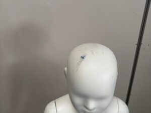 Mannequin enfant complet sur socle en verre – 7 à 8 ans – fibre de verre blanc mat – H130 cm