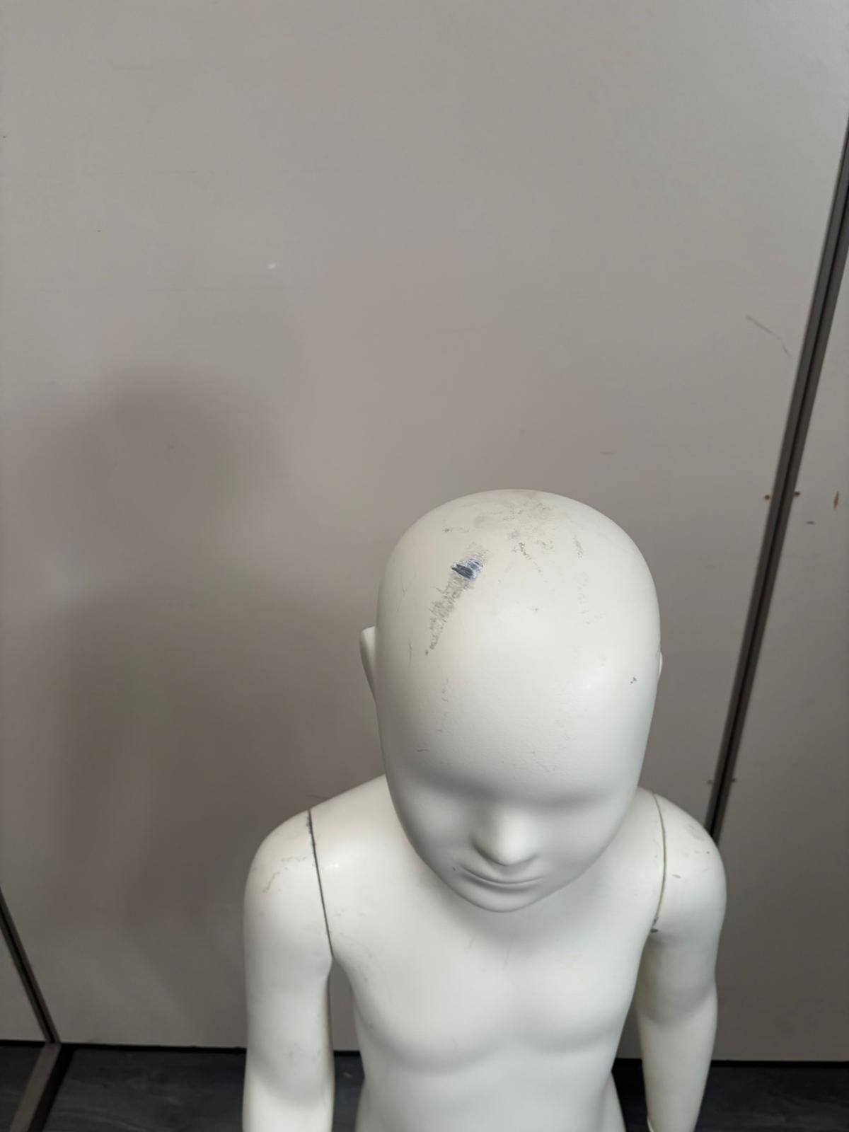Mannequin enfant complet sur socle en verre – 7 à 8 ans – fibre de verre blanc mat – H130 cm