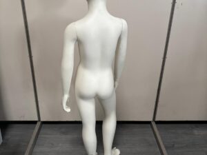 Mannequin enfant complet sur socle en verre – 7 à 8 ans – fibre de verre blanc mat – H130 cm