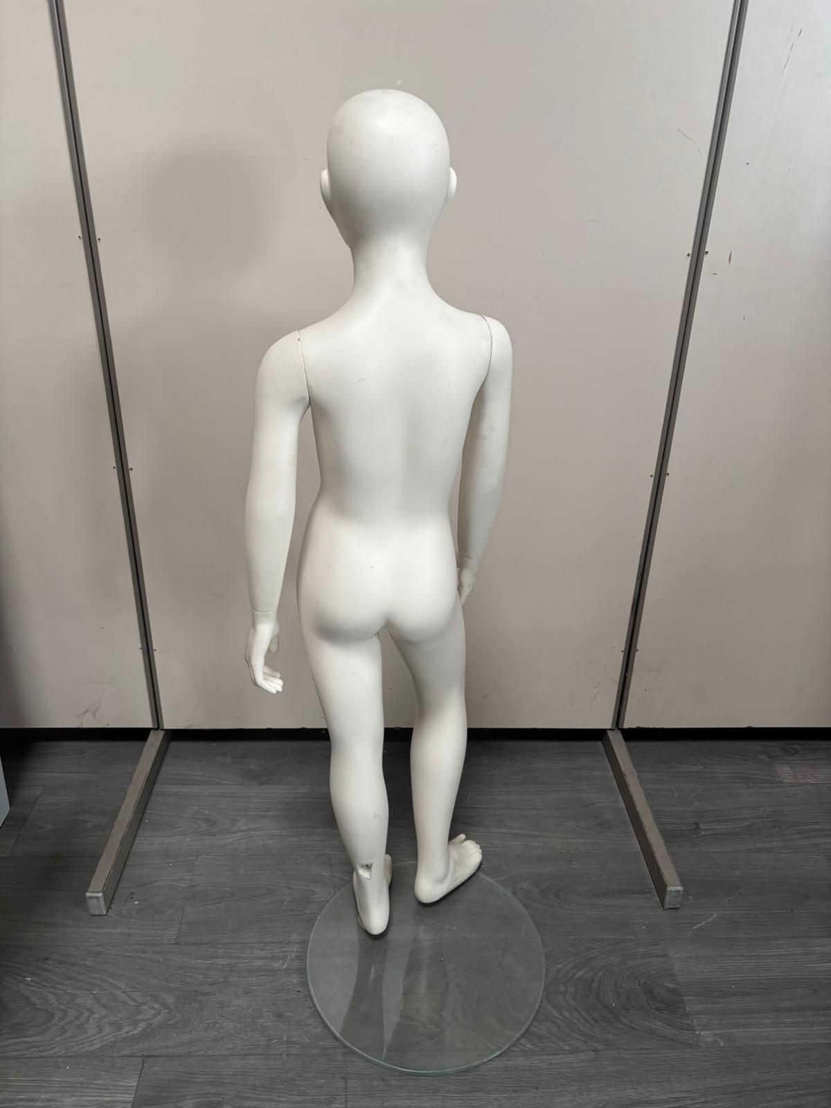 Mannequin enfant complet sur socle en verre – 7 à 8 ans – fibre de verre blanc mat – H130 cm
