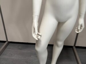 Mannequin enfant complet sur socle en verre – 7 à 8 ans – fibre de verre blanc mat – H130 cm