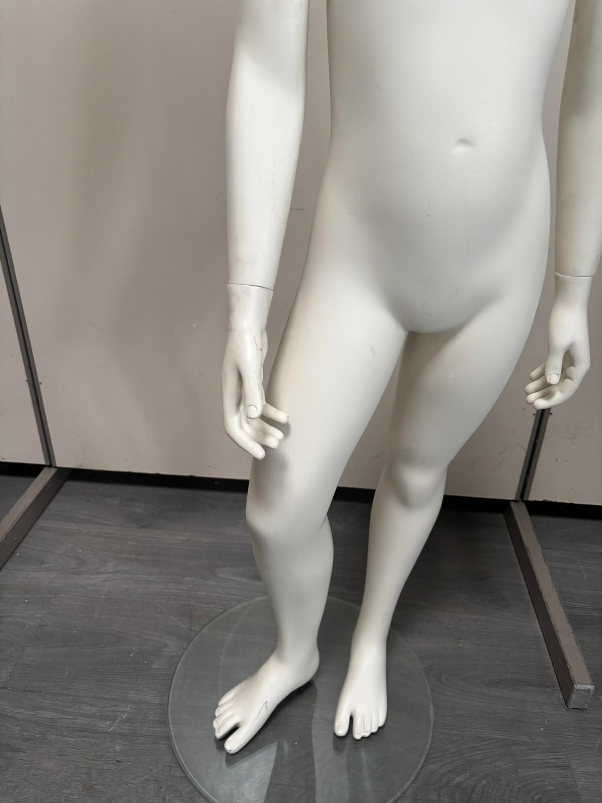 Mannequin enfant complet sur socle en verre – 7 à 8 ans – fibre de verre blanc mat – H130 cm