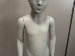 Mannequin enfant complet sur socle métallique – 7 à 8 ans – fibre de verre blanc mat – H130 cm