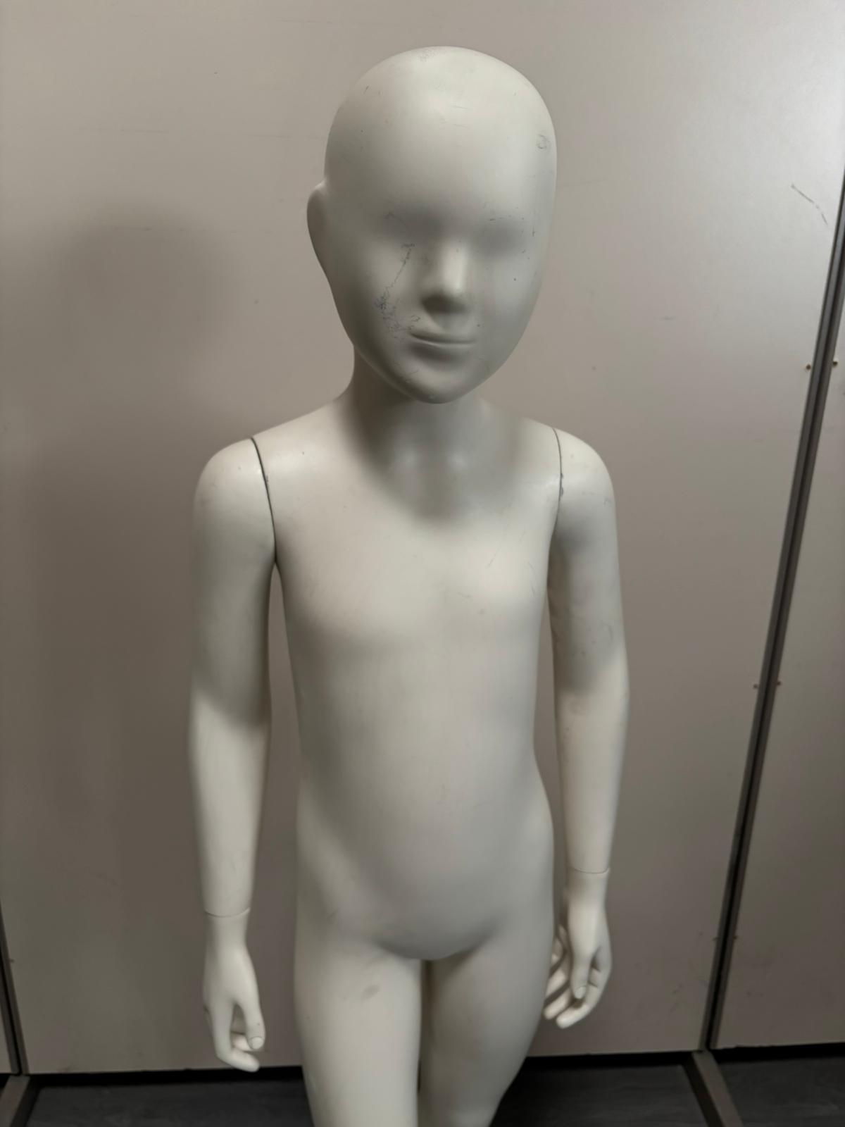 Mannequin enfant complet sur socle métallique – 7 à 8 ans – fibre de verre blanc mat – H130 cm