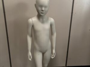 Mannequin enfant complet sur socle métallique – 7 à 8 ans – fibre de verre blanc mat – H130 cm