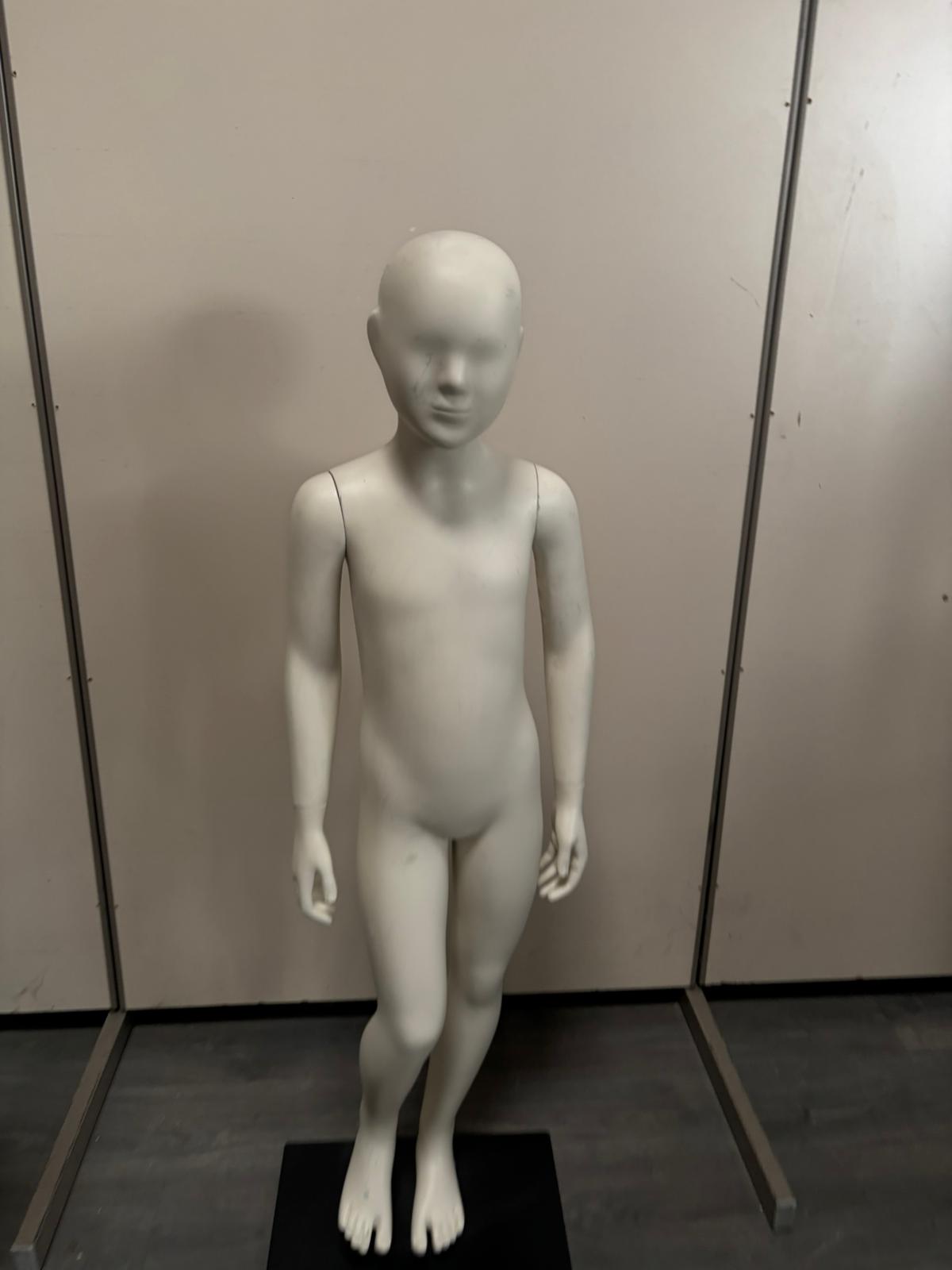 Mannequin enfant complet sur socle métallique – 7 à 8 ans – fibre de verre blanc mat – H130 cm