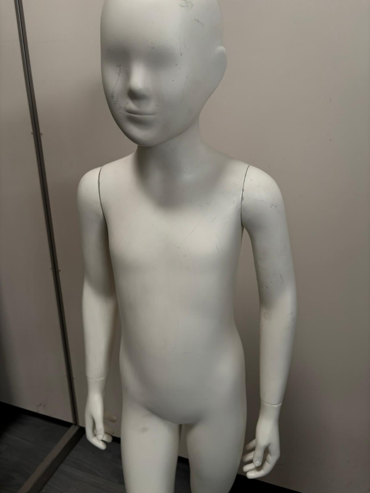 Mannequin enfant complet sur socle métallique – 7 à 8 ans – fibre de verre blanc mat – H130 cm