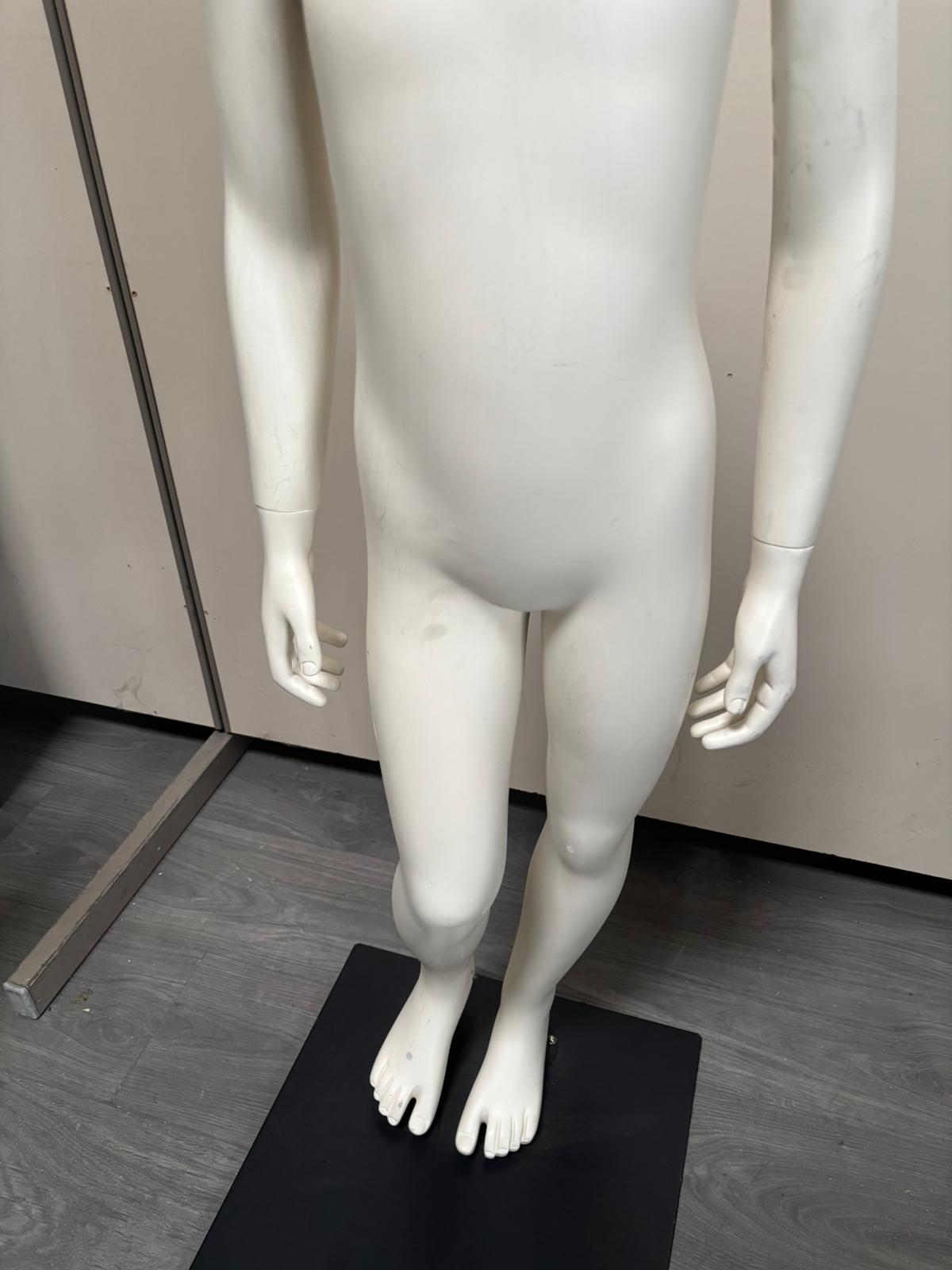 Mannequin enfant complet sur socle métallique – 7 à 8 ans – fibre de verre blanc mat – H130 cm