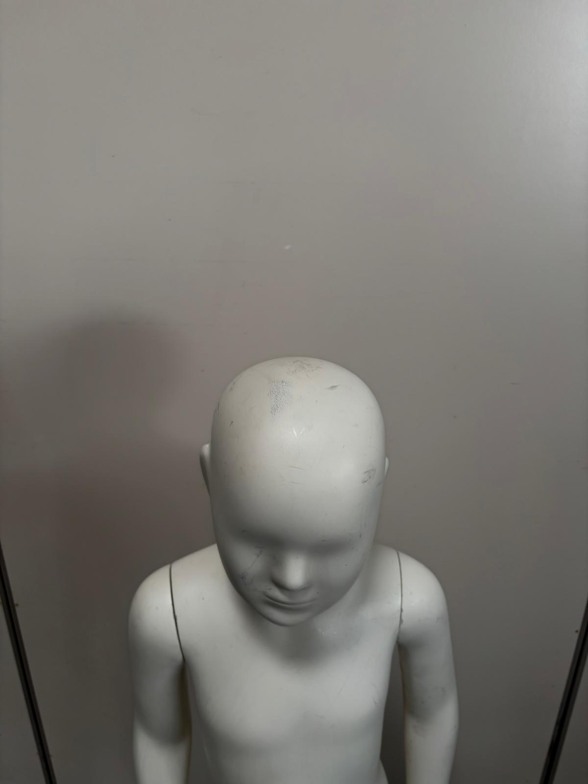 Mannequin enfant complet sur socle métallique – 7 à 8 ans – fibre de verre blanc mat – H130 cm