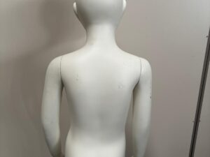 Mannequin enfant complet sur socle métallique – 7 à 8 ans – fibre de verre blanc mat – H130 cm