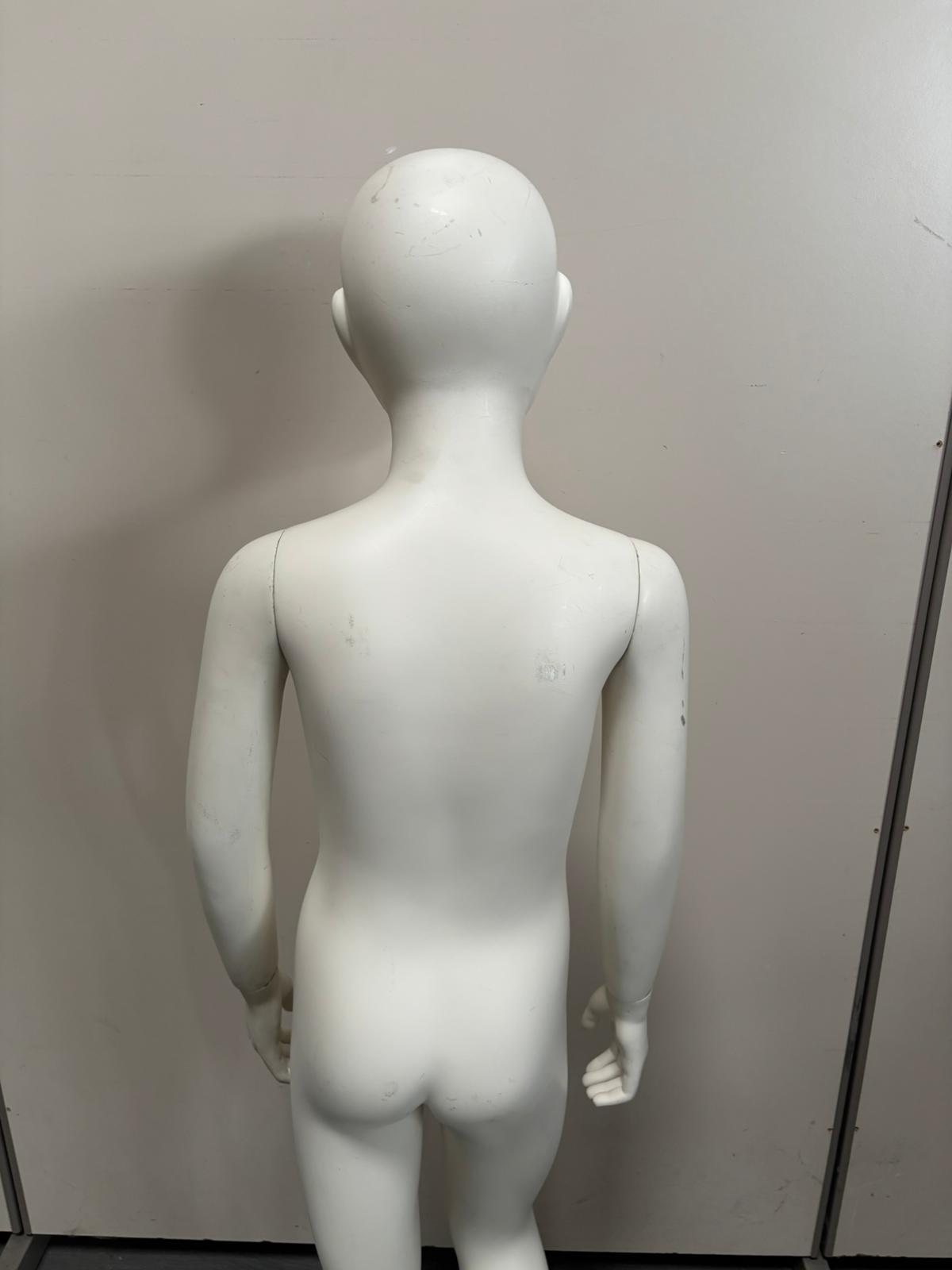 Mannequin enfant complet sur socle métallique – 7 à 8 ans – fibre de verre blanc mat – H130 cm