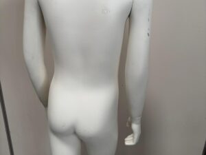 Mannequin enfant complet sur socle métallique – 7 à 8 ans – fibre de verre blanc mat – H130 cm