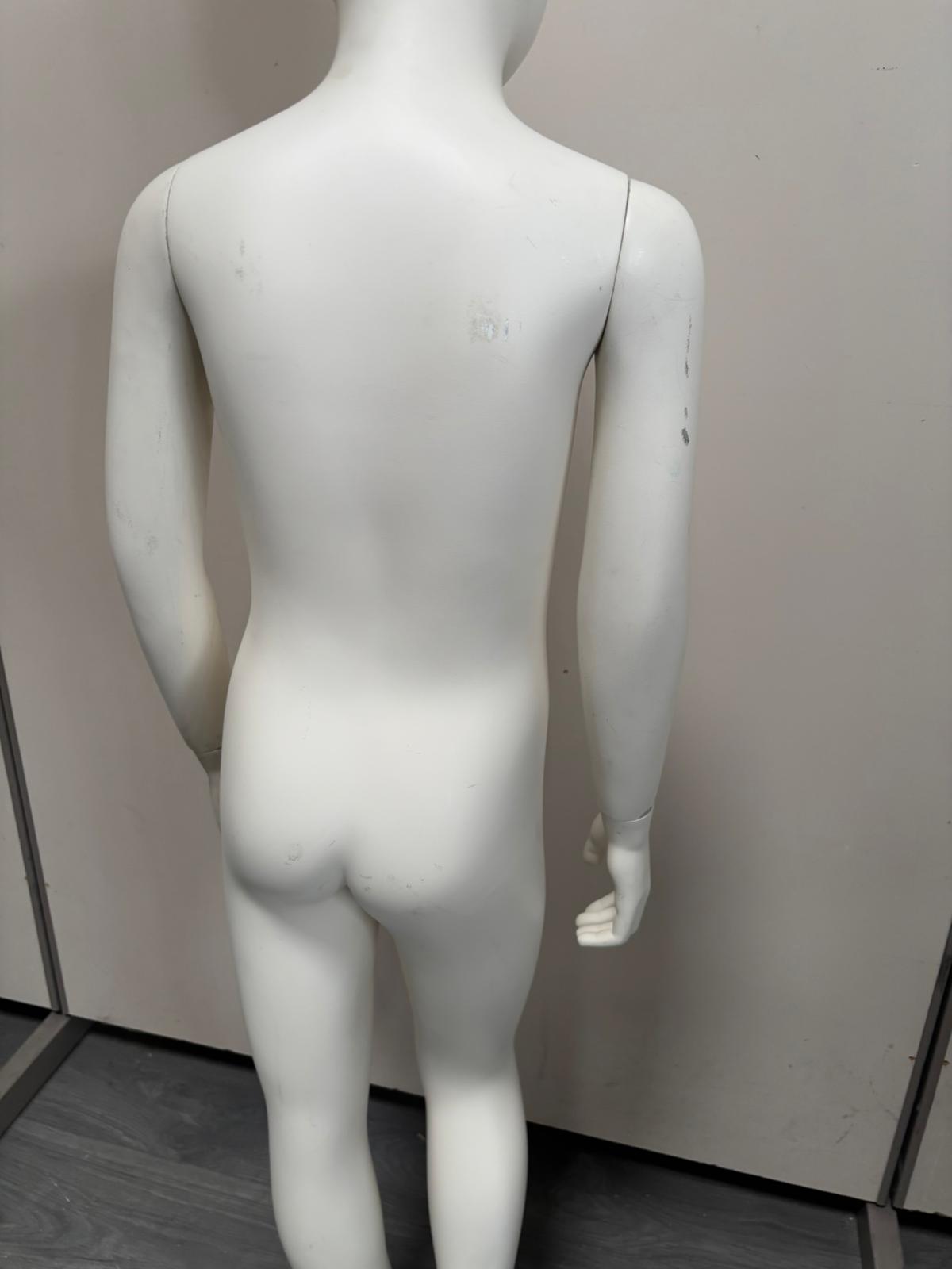 Mannequin enfant complet sur socle métallique – 7 à 8 ans – fibre de verre blanc mat – H130 cm