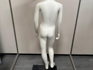 Mannequin enfant complet sur socle métallique – 7 à 8 ans – fibre de verre blanc mat – H130 cm