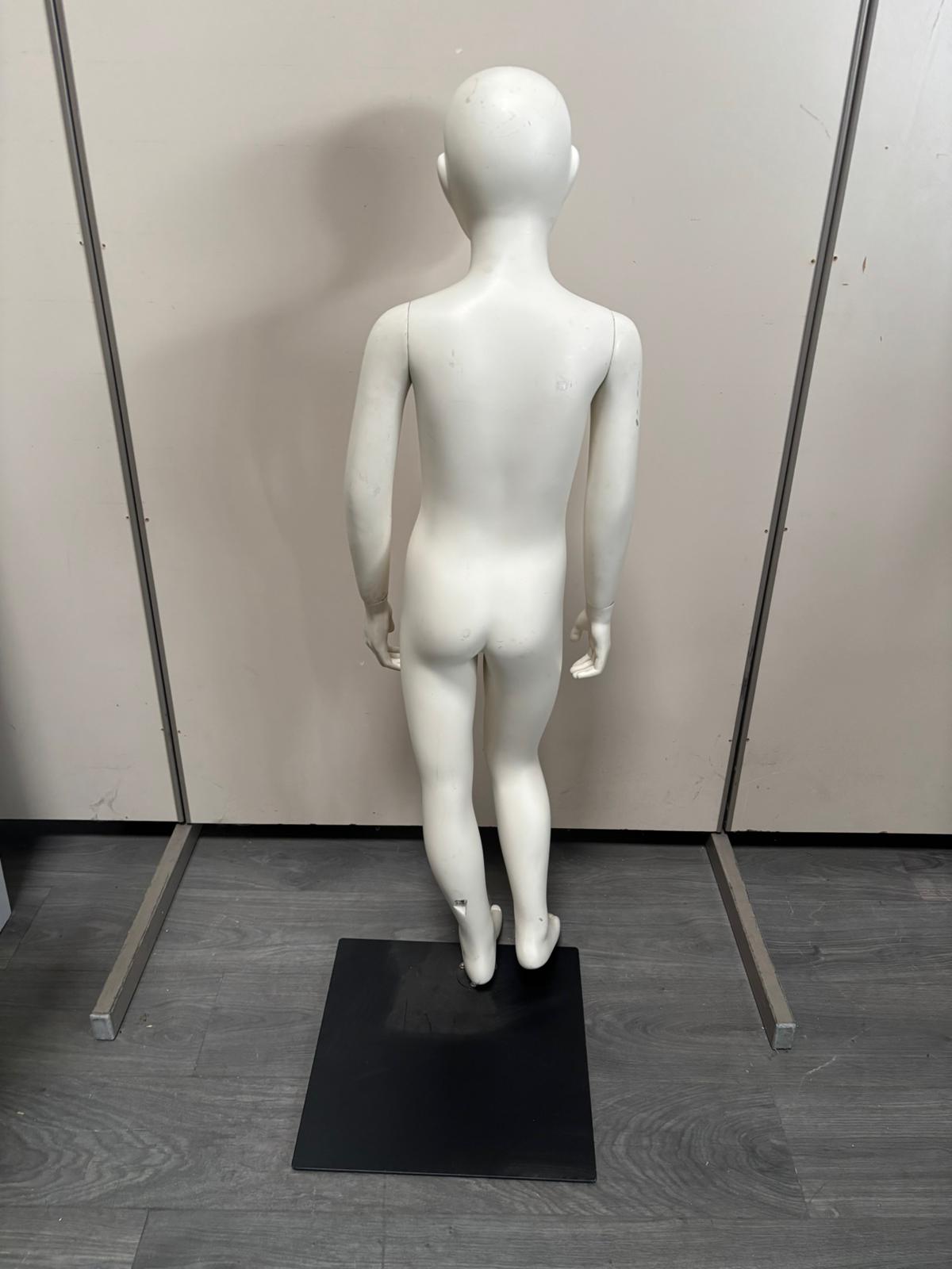 Mannequin enfant complet sur socle métallique – 7 à 8 ans – fibre de verre blanc mat – H130 cm