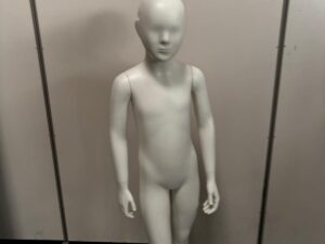 Mannequin enfant complet sur socle en verre – 7 à 8 ans – fibre de verre blanc mat – H130 cm