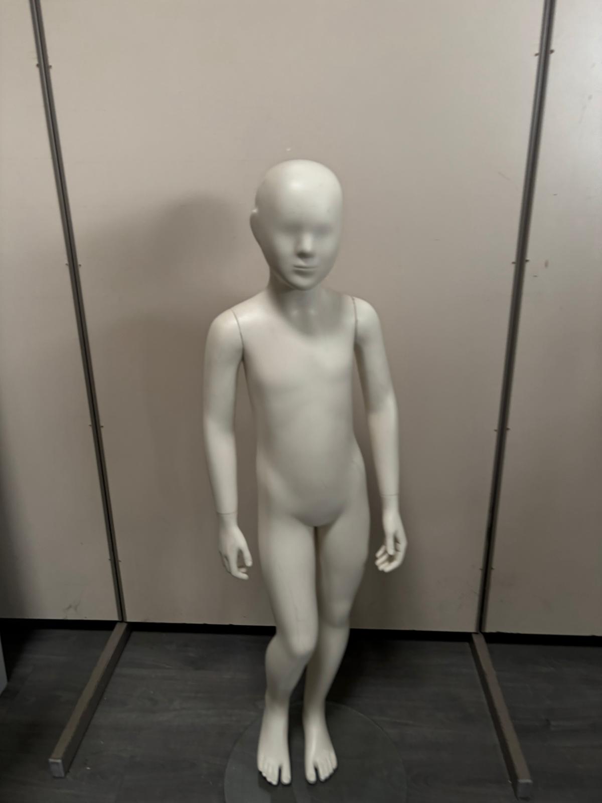 Mannequin enfant complet sur socle en verre – 7 à 8 ans – fibre de verre blanc mat – H130 cm
