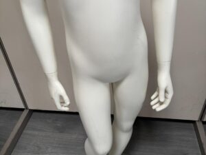 Mannequin enfant complet sur socle en verre – 7 à 8 ans – fibre de verre blanc mat – H130 cm