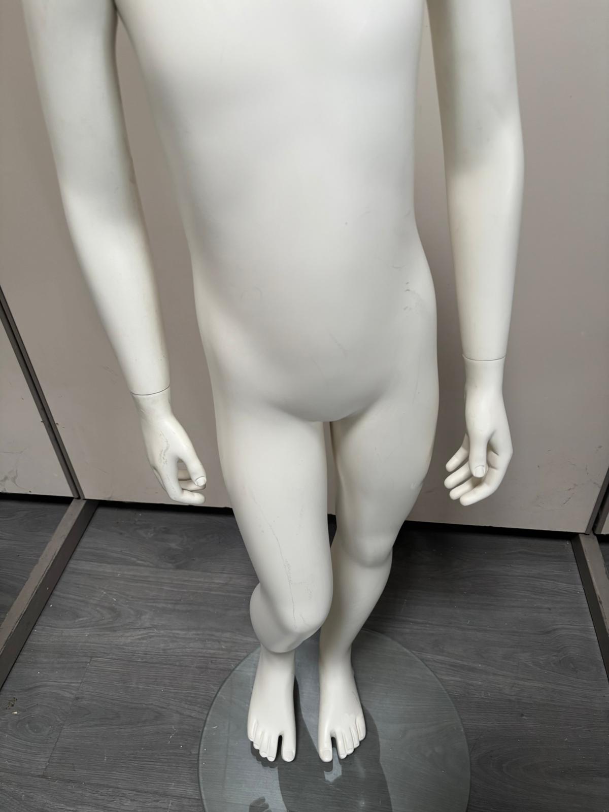 Mannequin enfant complet sur socle en verre – 7 à 8 ans – fibre de verre blanc mat – H130 cm