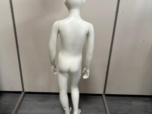 Mannequin enfant complet sur socle en verre – 7 à 8 ans – fibre de verre blanc mat – H130 cm