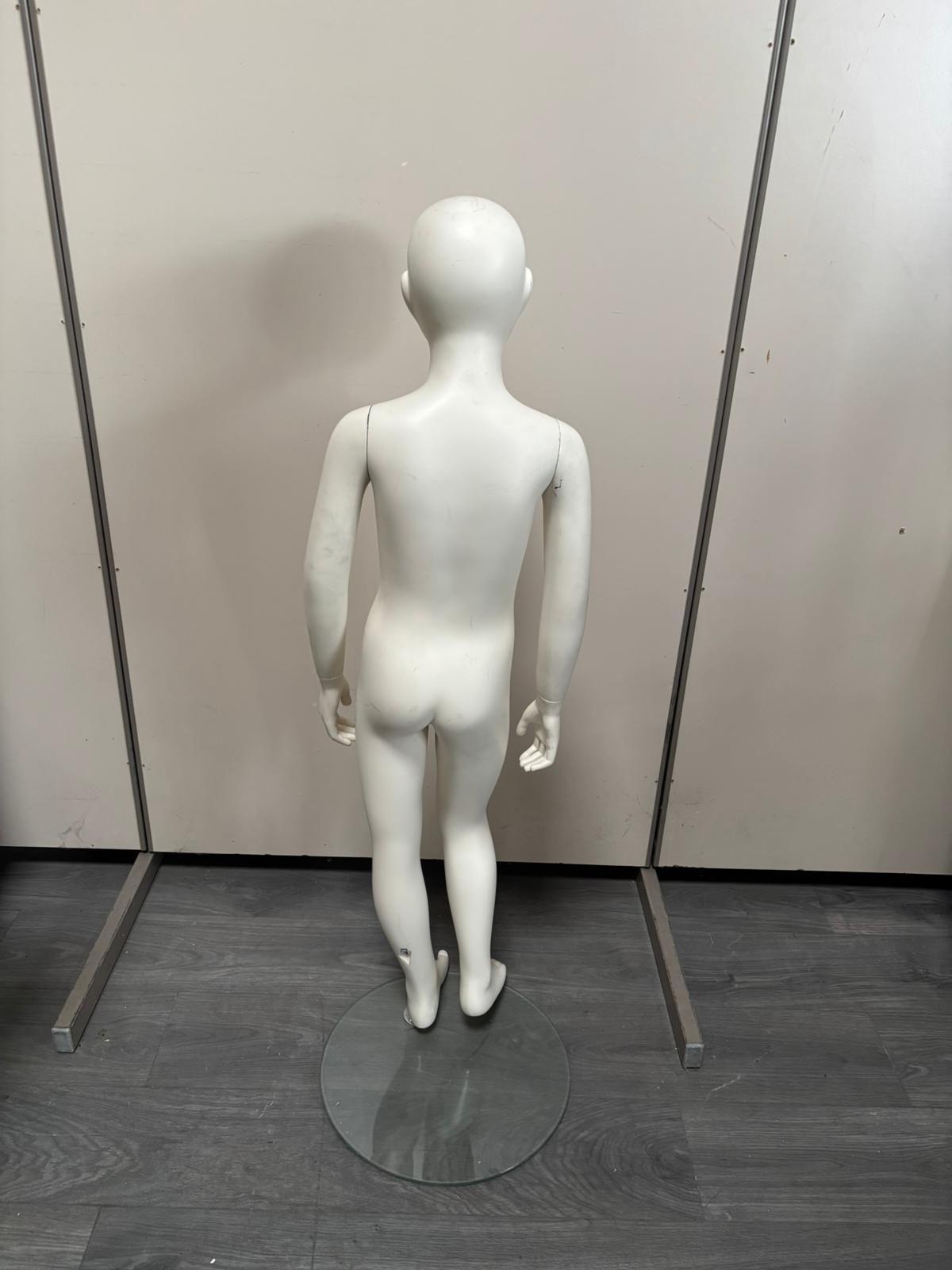 Mannequin enfant complet sur socle en verre – 7 à 8 ans – fibre de verre blanc mat – H130 cm