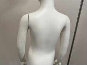 Mannequin enfant complet sur socle en verre – 7 à 8 ans – fibre de verre blanc mat – H130 cm