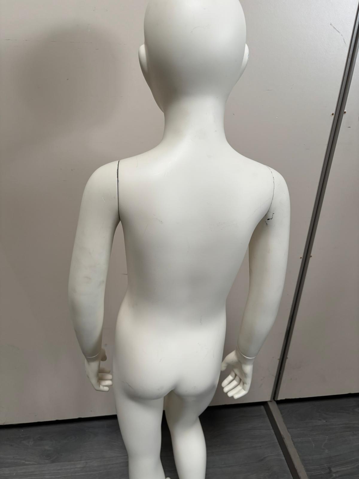 Mannequin enfant complet sur socle en verre – 7 à 8 ans – fibre de verre blanc mat – H130 cm