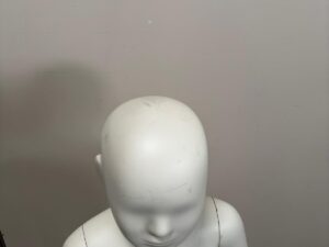 Mannequin enfant complet sur socle en verre – 7 à 8 ans – fibre de verre blanc mat – H130 cm