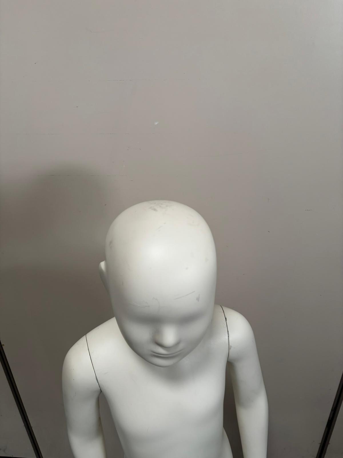 Mannequin enfant complet sur socle en verre – 7 à 8 ans – fibre de verre blanc mat – H130 cm