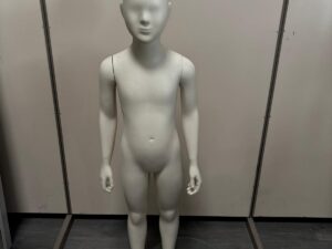 Mannequin enfant complet sur socle en verre – 7 à 8 ans – fibre de verre blanc mat – H130 cm