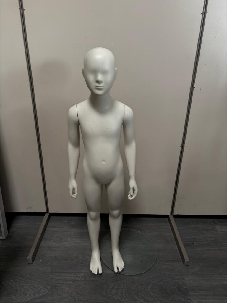 Mannequin enfant complet sur socle en verre – 7 à 8 ans – fibre de verre blanc mat – H130 cm