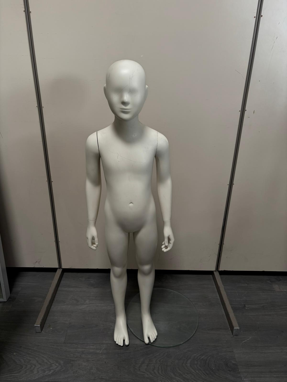 Mannequin enfant complet sur socle en verre – 7 à 8 ans – fibre de verre blanc mat – H130 cm