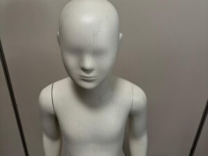 Mannequin enfant complet sur socle en verre – 7 à 8 ans – fibre de verre blanc mat – H130 cm