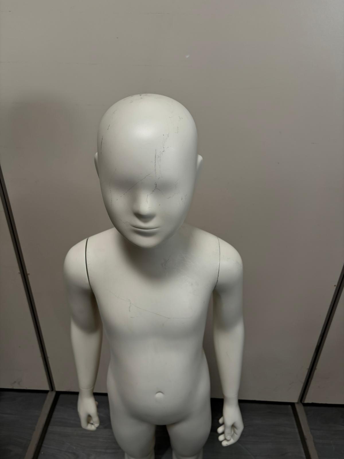 Mannequin enfant complet sur socle en verre – 7 à 8 ans – fibre de verre blanc mat – H130 cm
