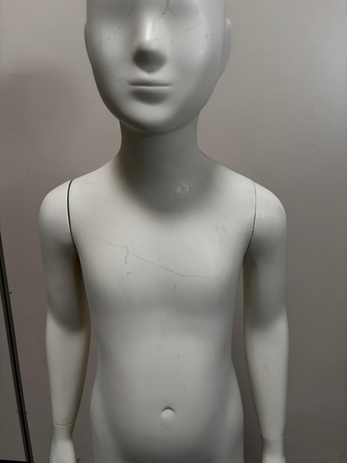 Mannequin enfant complet sur socle en verre – 7 à 8 ans – fibre de verre blanc mat – H130 cm