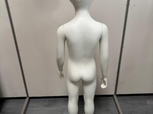Mannequin enfant complet sur socle en verre – 7 à 8 ans – fibre de verre blanc mat – H130 cm