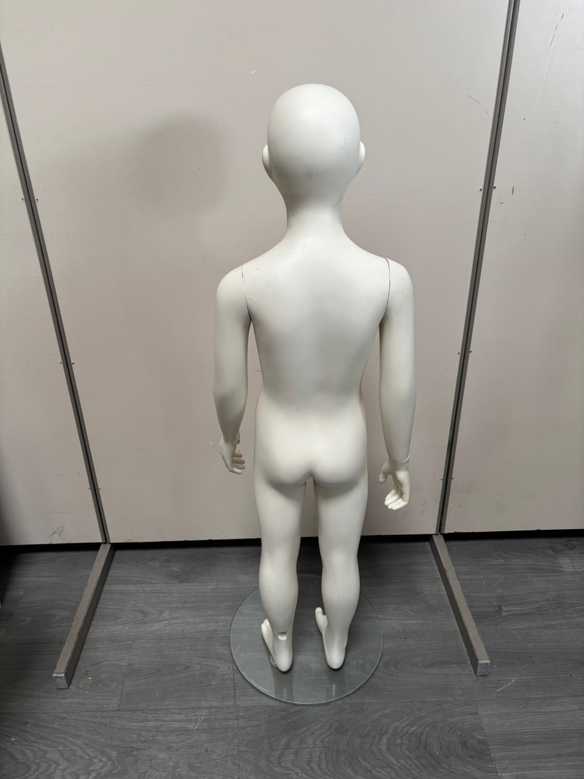 Mannequin enfant complet sur socle en verre – 7 à 8 ans – fibre de verre blanc mat – H130 cm