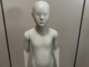 Mannequin enfant complet sur socle en verre – 7 à 8 ans – fibre de verre blanc mat – H130 cm