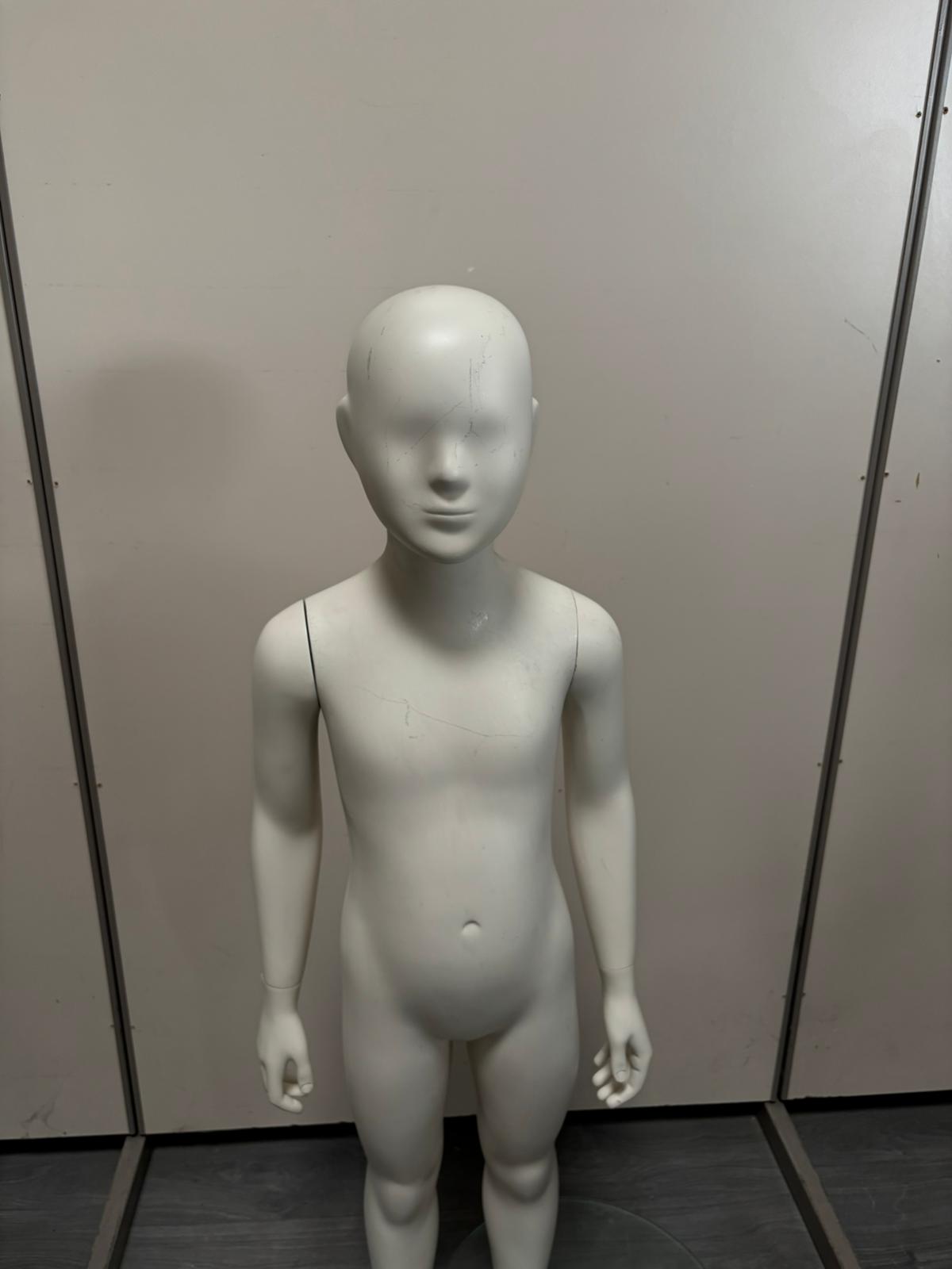 Mannequin enfant complet sur socle en verre – 7 à 8 ans – fibre de verre blanc mat – H130 cm