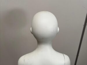 Mannequin enfant complet sur socle en verre – 7 à 8 ans – fibre de verre blanc mat – H130 cm