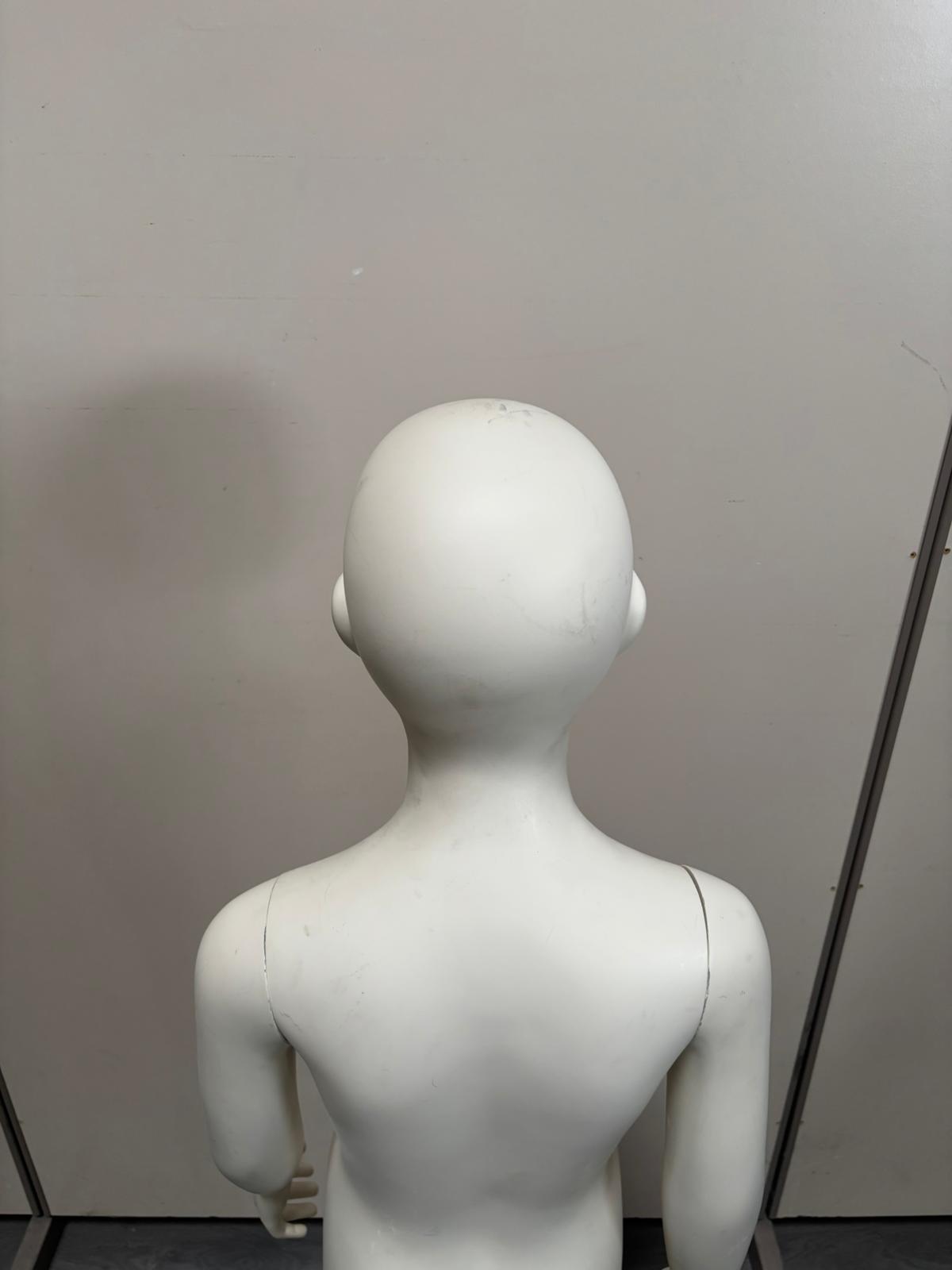 Mannequin enfant complet sur socle en verre – 7 à 8 ans – fibre de verre blanc mat – H130 cm