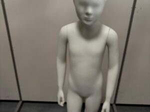Mannequin enfant complet sur socle métallique – 7 à 8 ans – fibre de verre blanc mat – H127 cm