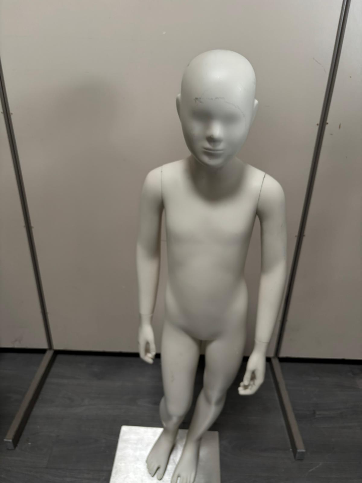 Mannequin enfant complet sur socle métallique – 7 à 8 ans – fibre de verre blanc mat – H127 cm