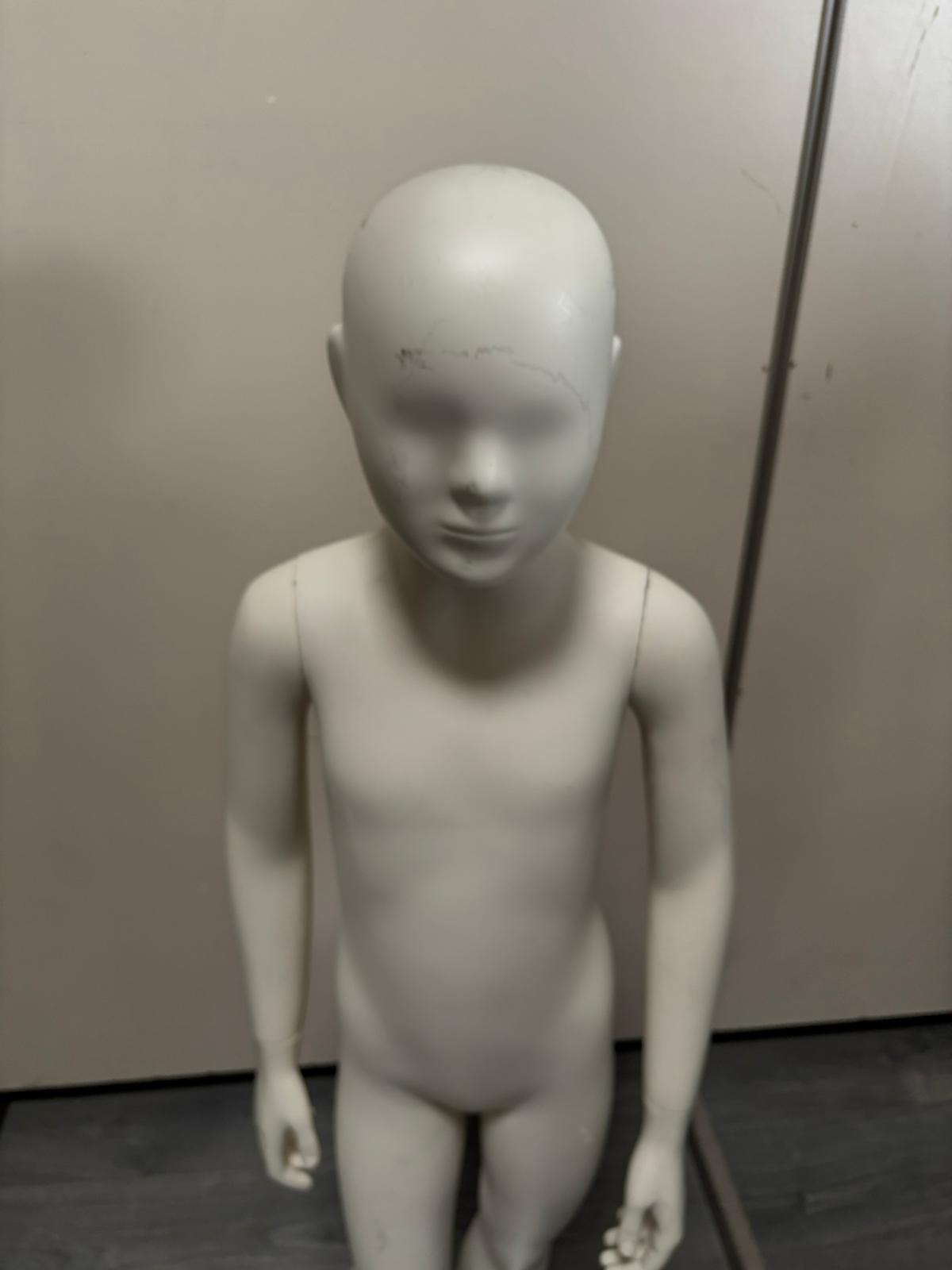Mannequin enfant complet sur socle métallique – 7 à 8 ans – fibre de verre blanc mat – H127 cm