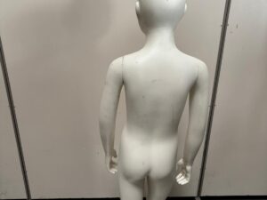 Mannequin enfant complet sur socle métallique – 7 à 8 ans – fibre de verre blanc mat – H127 cm