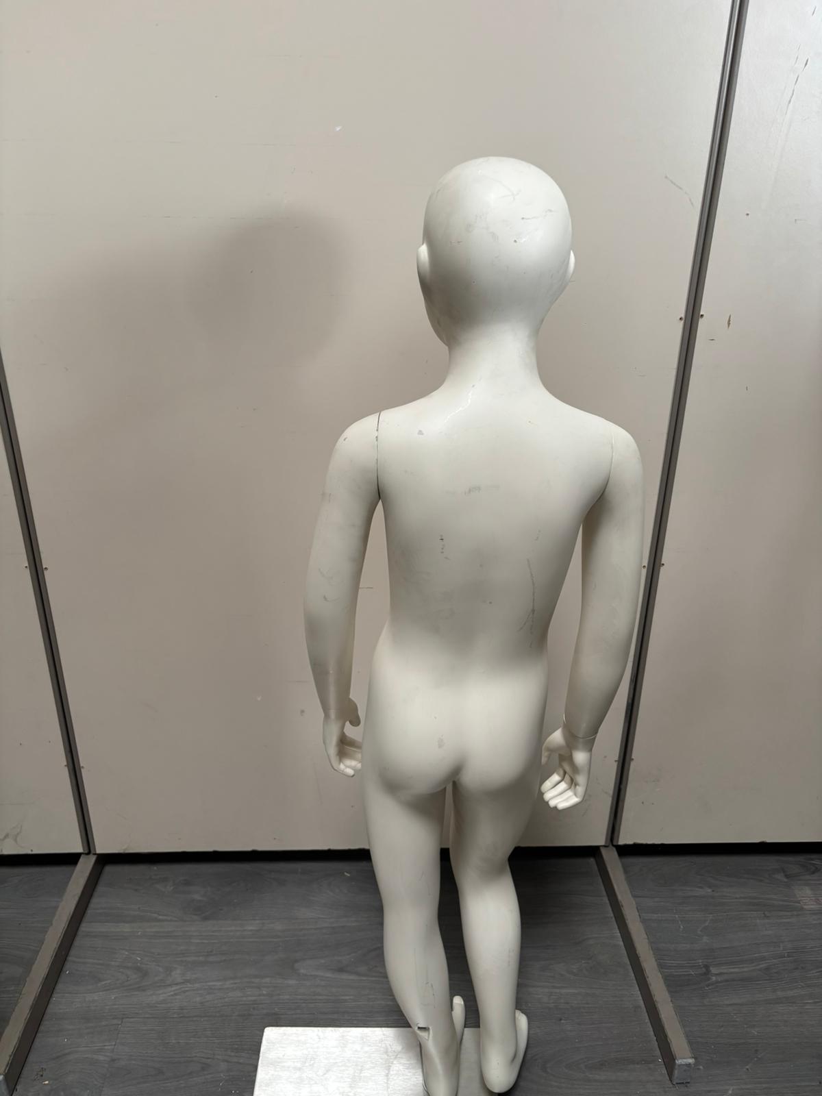 Mannequin enfant complet sur socle métallique – 7 à 8 ans – fibre de verre blanc mat – H127 cm