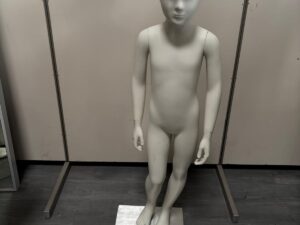 Mannequin enfant complet sur socle métallique – 7 à 8 ans – fibre de verre blanc mat – H127 cm