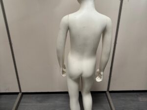 Mannequin enfant complet sur socle métallique – 7 à 8 ans – fibre de verre blanc mat – H127 cm